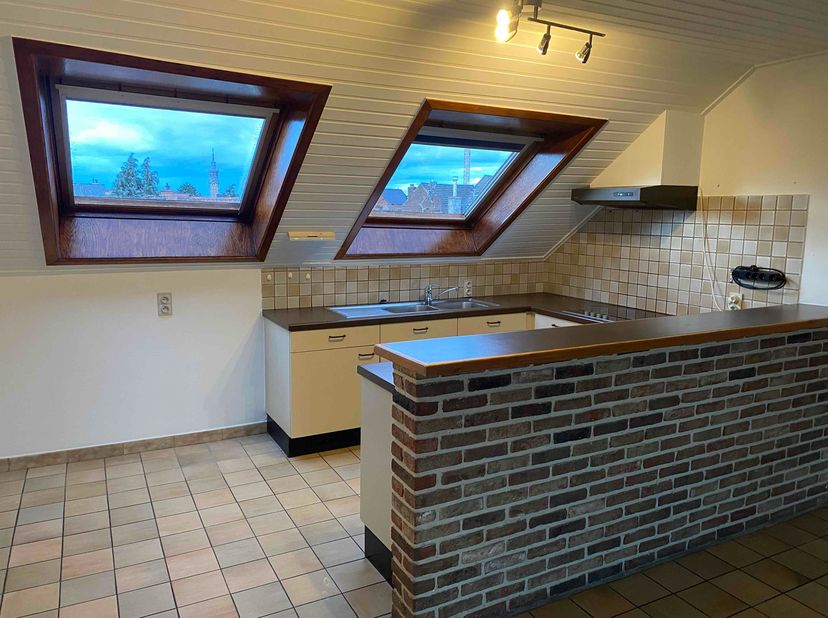 Mooi centraal gelegen gerenoveerd duplex 1 slaapkamer appartement met ruim terras op de derde verdieping EPC D, Woonoppervlakte 108m² volgens EPC.&amp;nbs