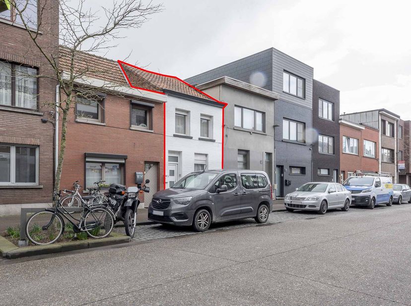 GEZELLIGE STADSWONING MET TUIN - <br />
<br />
Charmante instapklare rijwoning op een absolute toplocatie! <br />
Geniet van een rustige tuin midden i