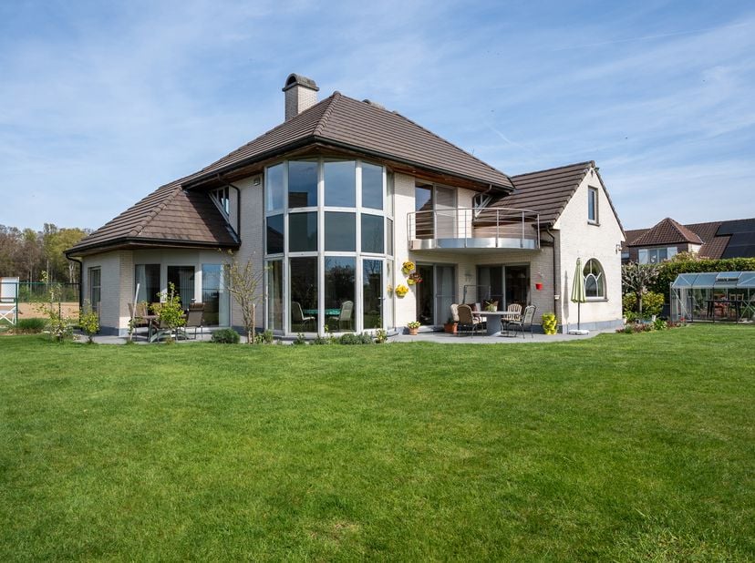 KORTENBERG-EVERBERG, limite TERVUREN, idéalement situé dans un magnifique cadre verdoyant, VLLA architecturale (4ch/1sdb) de ±329m² habitables bâtie s