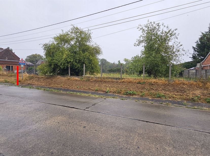 Terrain à bâtir de +/- 5 ares 13 ca proposant +/- 29 mètres de façade sur une moyenne de +/- 22 mètres de profondeur. <br />
<br />
Les limites sur