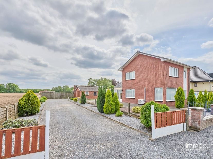 In de Fabrieksstraat te Hamont, op enkele voetstappen van de Nederlandse grens, bevindt zich deze degelijk gebouwde vrijstaande woning op een perceel
