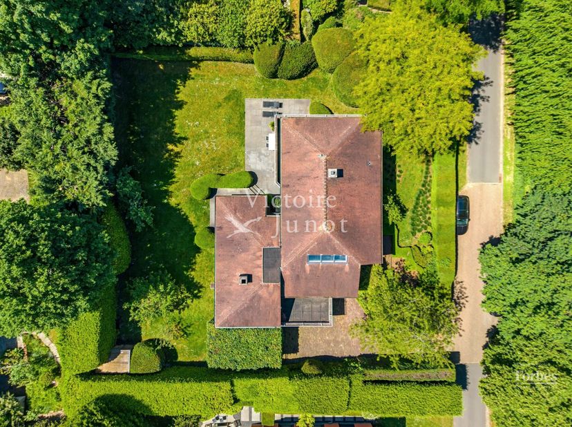 In de wijk Prins van Oranje, in een discrete en afgesloten privéwoning, prachtige villa met een totale oppervlakte van ± 453 m² bruto (volgens PEB) me