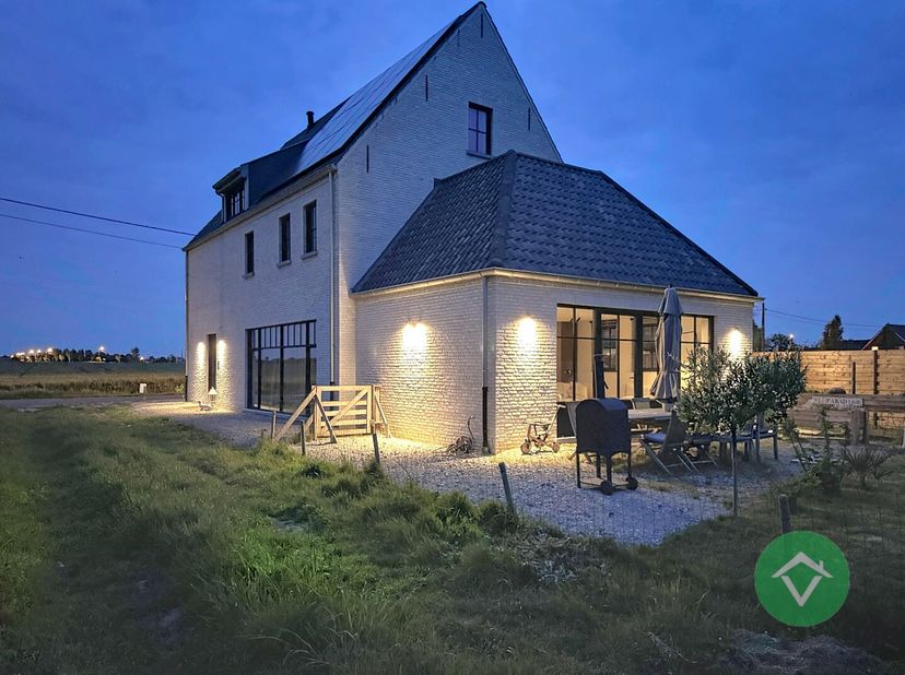 Deze alleenstaande woning is gelegen op een grondoppervlakte van 715 m² in de Mollestraat te Zarren.<br />
Deze tot in de puntjes afgewerkte instapkla