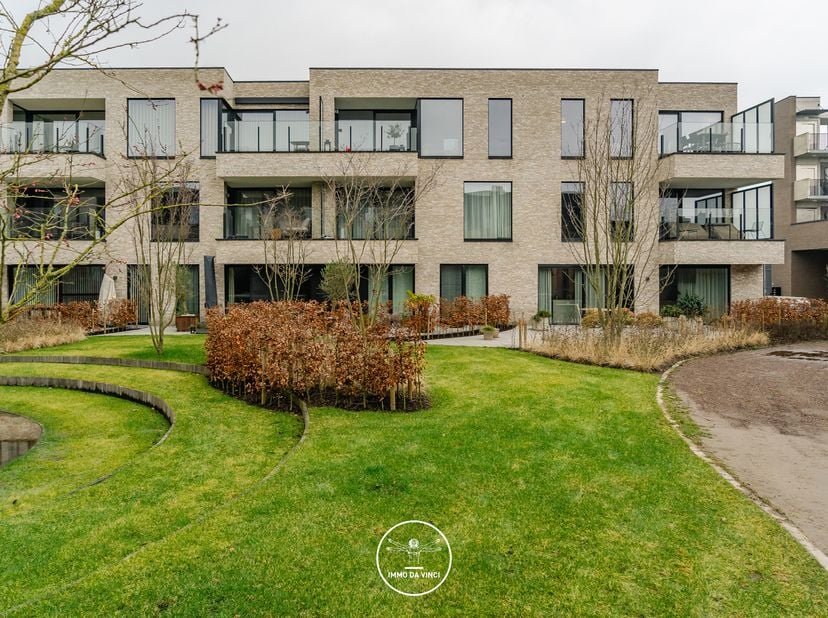 Vraag uw bezoek aan via immodavinci.be<br />
Ligging<br />
Dit recent BEN-appartement (bijna-energieneutraal), gebouwd in 2023, bevindt zich op een ui