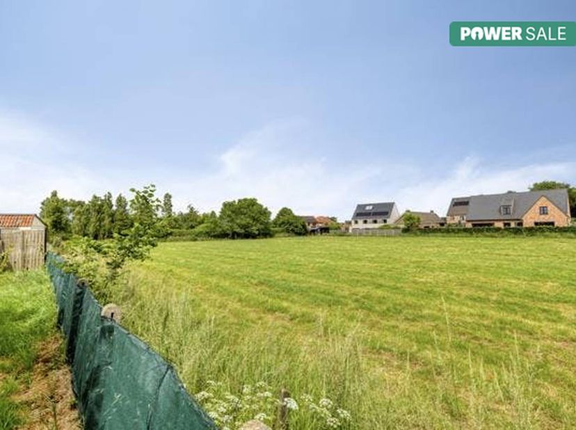 Dit verder te renoveren huis in Veldegem biedt een bewoonbare oppervlakte van maar liefst 241 m² op een uitgestrekt perceel van 931 m². Dit vastgoed i