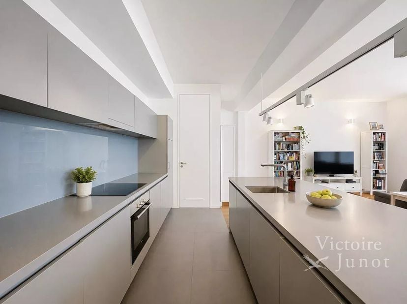 Présenté par Yanis Morsa : 0487 71 46 10 / yanis.morsa@victoire.be<br />
Victoire Junot vous propose à Ixelles, idéalement situé entre la place Flagey