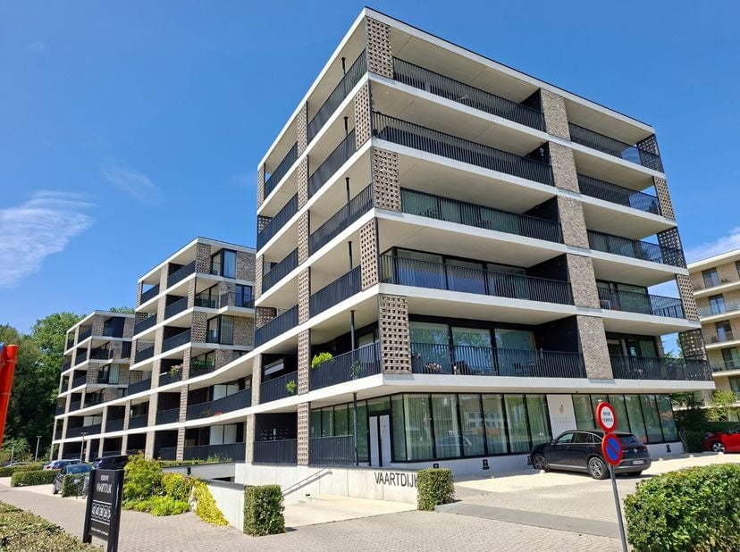Residentie "Vaartdijk" <br />
Recent (2021) energiezuinig appartement gelegen op de grens Assebroek/Sint-Michiels, naast het Lappersfortbos en het kan