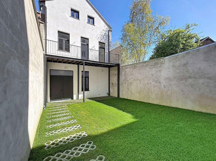 Entre la place Flagey et la place Jourdan, à proximité du quartier Européen, dans une rue calme, située en intérieure d'ilot, ancien atelier transform