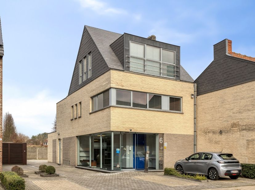 Dit polyvalente handelspand is uitstekend gelegen in het centrum van Geel, in een straat parallel aan de Nieuwstraat. Dankzij de centrale ligging bevi