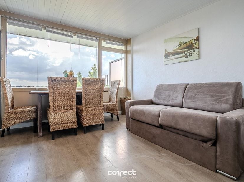 Op amper 800m van het strand en de zee en vlakbij het commerciële centrum van De Haan, vindt u dit appartement met 1 slaapkamer. <br />
<br />
Met z