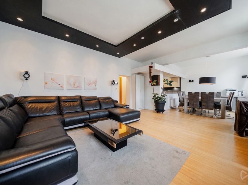 Laissez-vous séduire par ce superbe appartement prêt à accueillir ses nouveaux occupants, idéalement situé au cœur de Hannut, à deux pas de toutes les