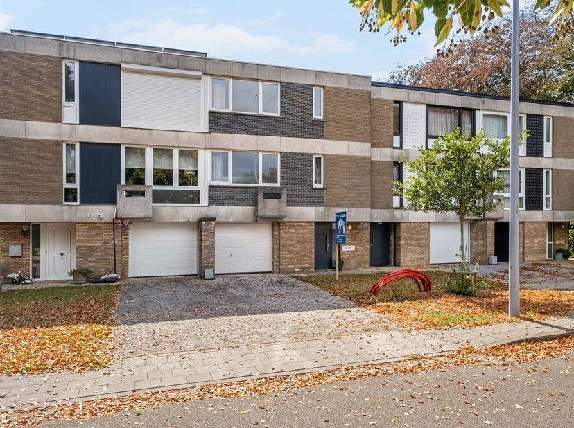 Op zoek naar een woning die u volledig naar eigen smaak kunt opfrissen? Deze bel-etage bevindt zich in een rustige, doodlopende straat in Sint-Michiel