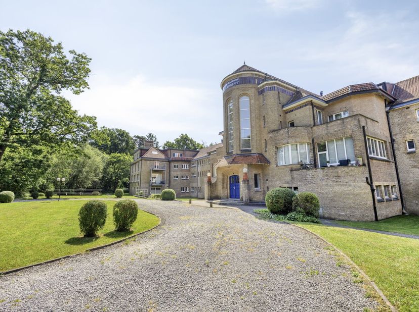 Dit appartement met 2 slaapkamers en terras bevindt zich in een uitzonderlijk rustige en groene omgeving midden in het prachtige Kluisbos te Buizingen