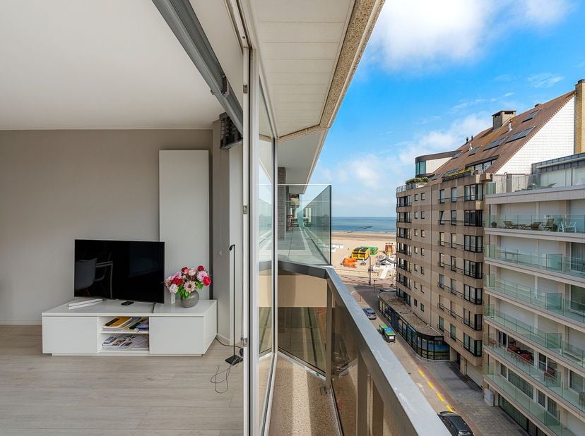 Instapklaar appartement met zijdelings zeezicht, op een topligging nabij het strand, het Rubensplein en La Réserve. Indeling: inkomhal met vestiaire e