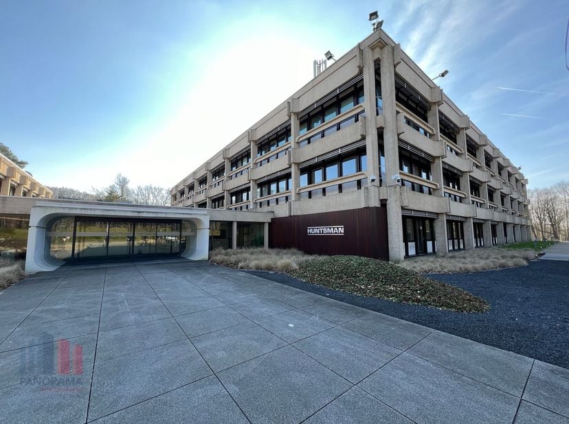 Fantastisch gelegen kantoren met een oppervlakte van 500 m² te huur op slechts 2 min. van de op- en afrit E40.<br />
De campus Bremhove is strategisch