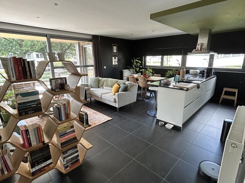 Dit modern ingerichte appartement bevindt zich op de eerste verdieping van een middelgrote residentie. Dankzij de vele ramen geniet het appartement va
