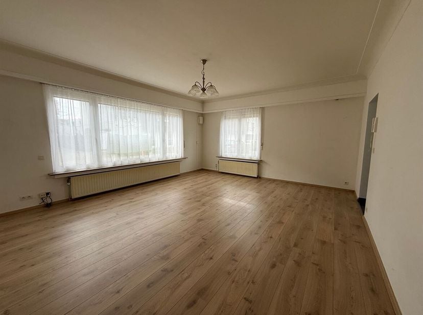 Ligging: Gelijkvloers appartement met 1 slaapkamer en dressing, rustig en centraal gelegen in Brasschaat. Winkels, openbaar vervoer, scholen en invals