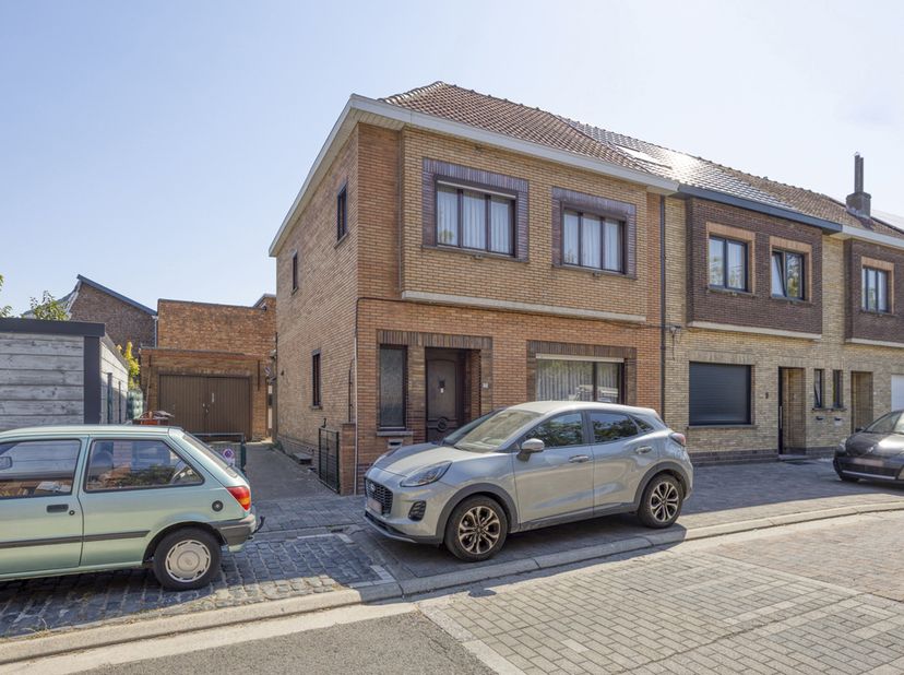 Ruime halfopen woning met een grote oprit, ruime garage, binnentuin met twee grote buitenbergingen en 3 slaapkamers.<br />
Bent u op zoek naar een bet