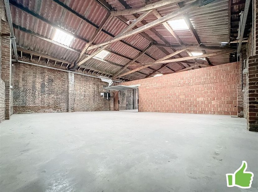 Magnifique entrepôt à louer à Mouscron<br />
Entrepôt réparti sur 300 m2 avec deux portes d'entrées / de garage<br />
Bâtiment sain avec dalle de béto