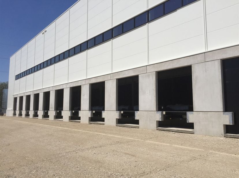 Built To Suit :<br />
Magazijn unit WH16 : 9.682m²<br />
- Terrein1 laaddock per 1.000 m²<br />
- Vrije hoogte: 12,20 m<br />
- Vloerbelasting magazij