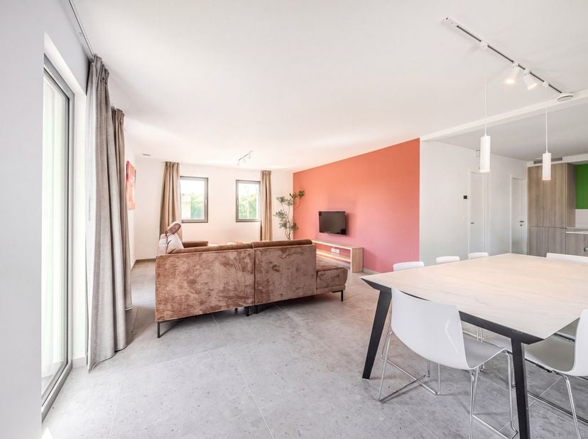 In het hart van het dorp Saint-Ode, op enkele minuten van Bastogne, ontwikkelt dit recent gebouwde rijtjeshuis van ±180 m² een gezinsvriendelijke leef