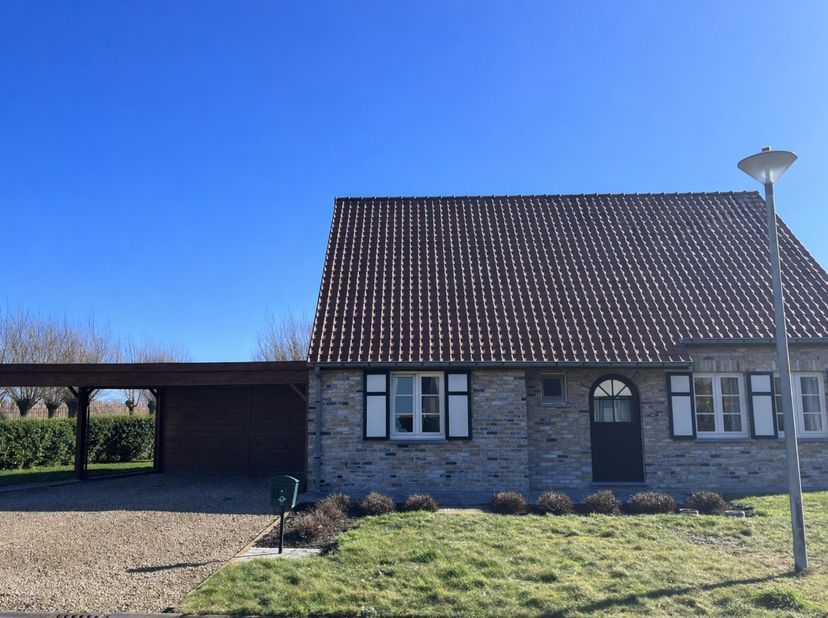 Instapklare villa gelegen op een&amp;nbsp;fantastische locatie in een rustige woonwijk&amp;nbsp;te Nieuwpoort (grondgebied Oostduinkerke)<br />
De woning geni