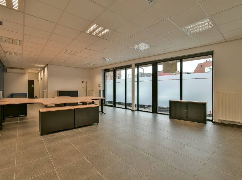 Gelegen op een absolute topligging, pal op het marktplein van Ruddervoorde, vindt u dit recent gebouwd en instapklaar bureau dat uitstraling, comfort