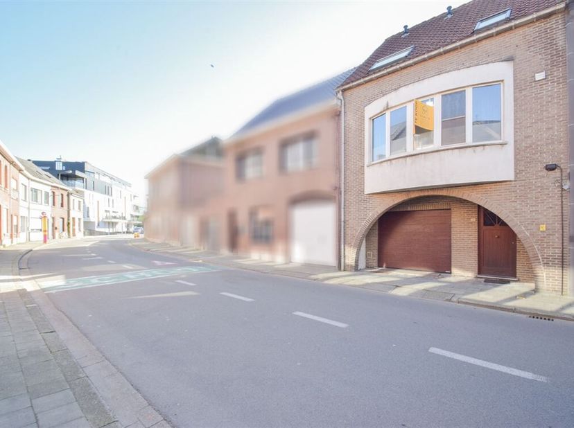 Dit gunstig gelegen, instapklare duplex appartement beschikt over een bewoonbare oppervlakte van 135m² en is gelegen op de eerste en tweede verdieping