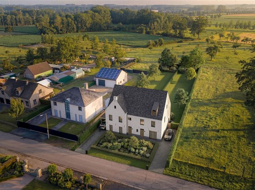 Ruime halfopen nieuwbouwwoning (232m²) gelegen op een exclusief perceel omgeven door groen<br />
Ontdek deze twee prachtige nieuwbouwwoningen in lande