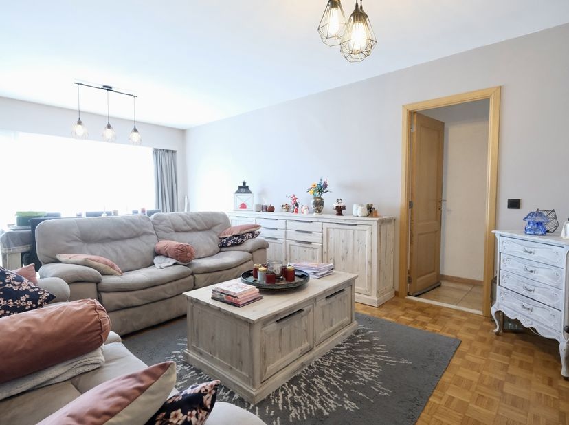 BRUXELLES - REF : 7608798<br />
<br />
Idéalement situé à deux pas du centre-ville de Bruxelles et à proximité immédiate de toutes les commodités (mét