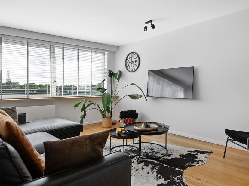 ligging: Dit appartement ligt op een centrale locatie, dichtbij belangrijke invalswegen, scholen, recreatiemogelijkheden en winkels. Het biedt de idea