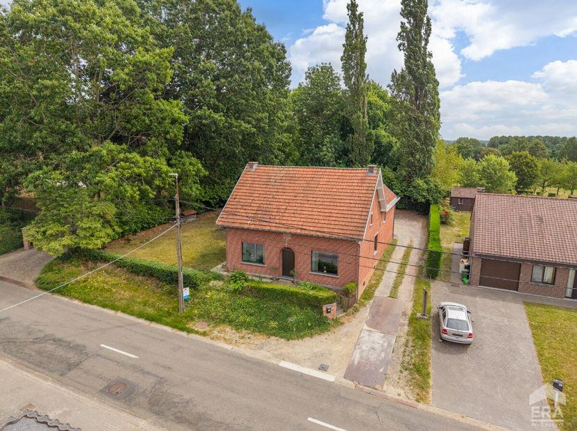 e charmante open bebouwing uit 1942 is gelegen in Sint-Lambrechts-Herk, een gegeerde deelgemeente van Hasselt. De woning bevindt zich op een rustige l