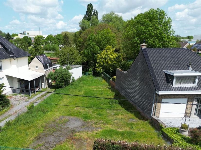 Terrain à bâtir de 465m² pour une construction 3 façades.<br />
TOP secteur , dans un clos résidentiel proche du centre-ville, des axes routiers et de