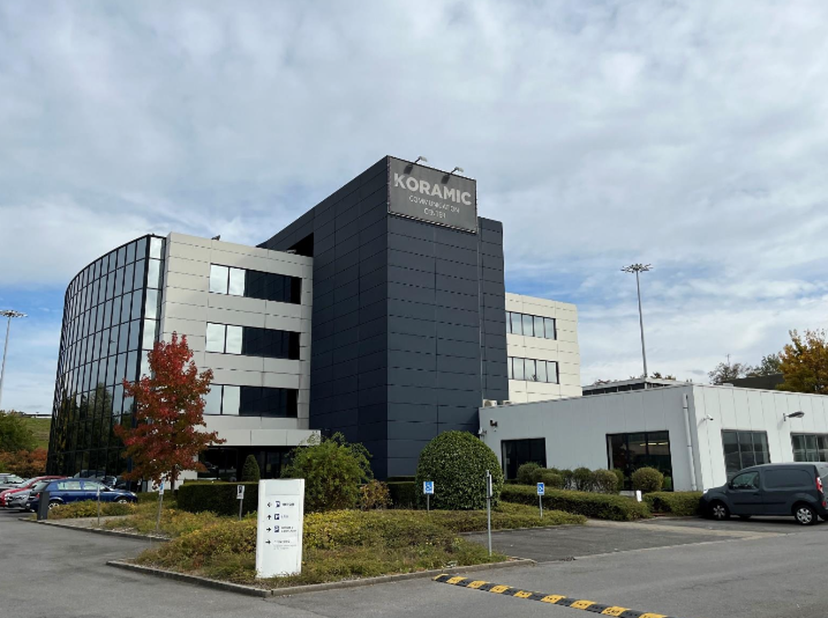 Ontdek dit moderne kantoorgebouw van ca. 4.000 m&amp;sup2;, verdeeld over vier bovengrondse verdiepingen met uitstekende zichtbaarheid langs de R0 in Brus