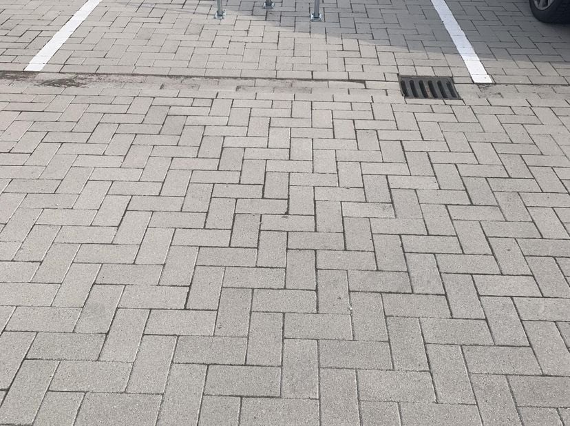 Autostaanplaatsen te koop, ruime parkingplaatsen  gelegen op een rustige veilige locatie nabij centrum Hoogstraten.<br />
Een zeer interessante invest