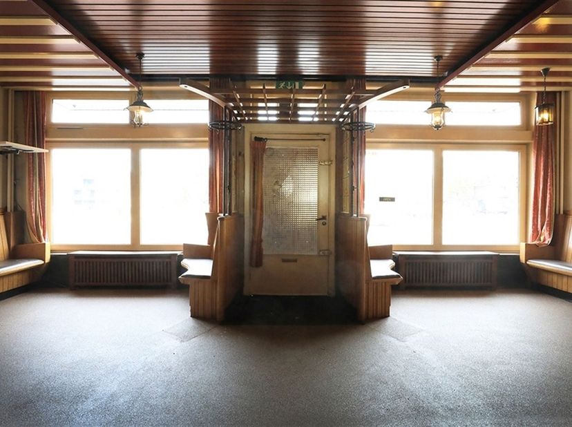 Bijzonder ruim handelspand met woonst - centrale locatie<br />
<br />
Gelegen te Grote Baan 391 vinden we dit centraal gelegen handelspand met woons