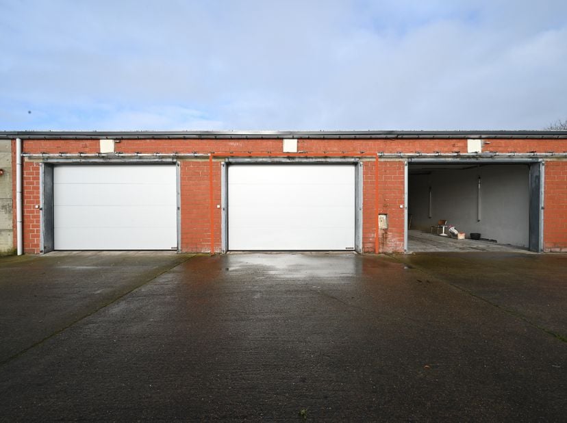 Bent u op zoek naar een ruime en praktische opslagruimte?<br />
Deze functionele loods met een oppervlakte van 106 m² biedt tal van mogelijkheden voor