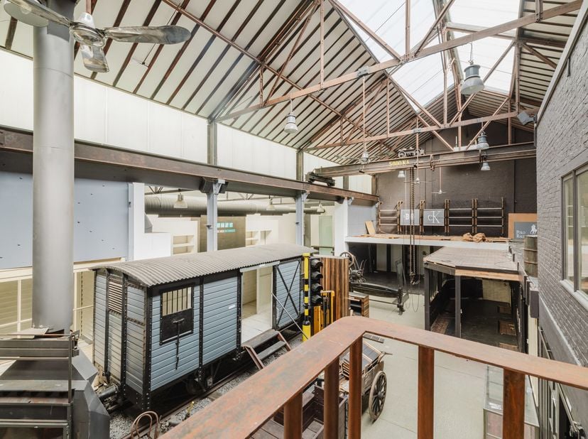 Ligging<br />
Gelegen op een absolute toplocatie tussen Gent en Ledeberg geniet dit commerciële pand van een uitstekende zichtbaarheid en een vlotte b