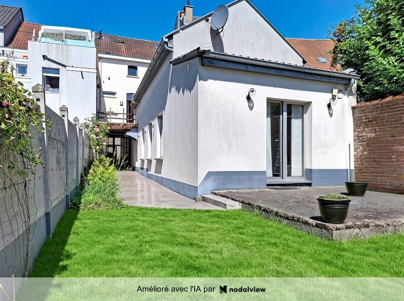 Ce rez-de-chaussée est actuellement divisé en deux logements. (un appartement 1 chambre et un duplex avec 2 chambres)<br />
À l'avant, vous trouverez