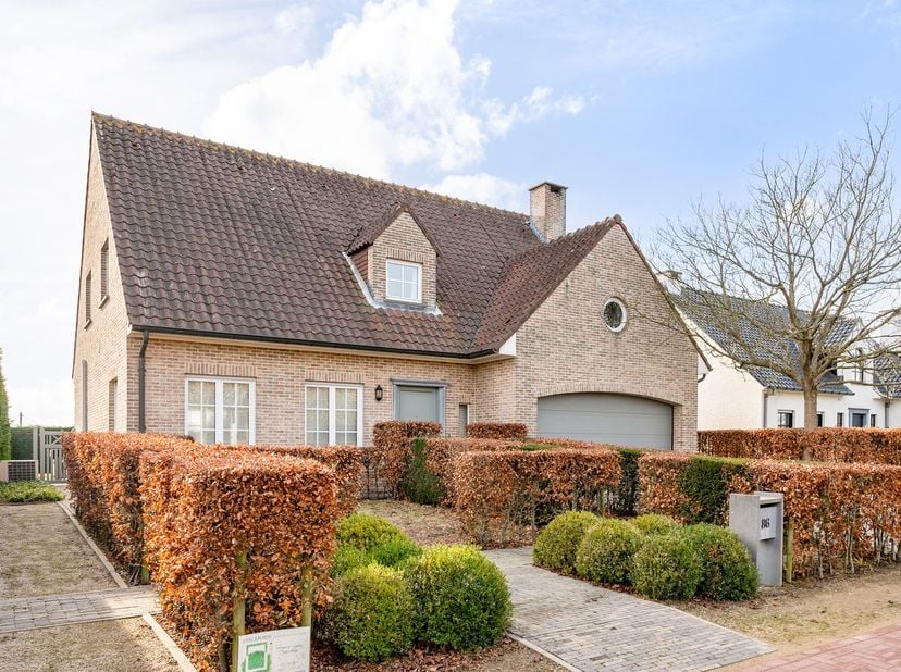 Welkom in deze uitstekend onderhouden woning vlak bij het centrum van OLV-Waver, gelegen in de Leemstraat 86. Deze instapklare gezinswoning werd doorh