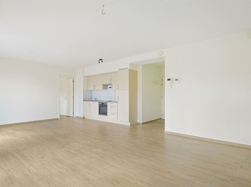 Ligging: Dit recent appartement is gelegen in de Hollebeekstraat in Hoboken, een rustige en aangename buurt met vlotte verbinding naar het centrum van