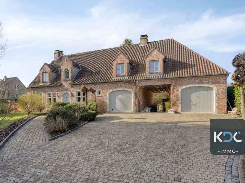 Villa spacieuse avec un potentiel exceptionnel, située sur un magnifique terrain de pas moins de 78 ares, à deux pas du centre de Huldenberg. La propr