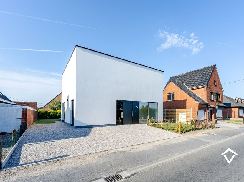 Verkoop onder registratierechten! (2% registratierechten bij enige en eigen woning (zie voorwaarden)).<br />
<br />
Deze alleenstaande woning (494m²)