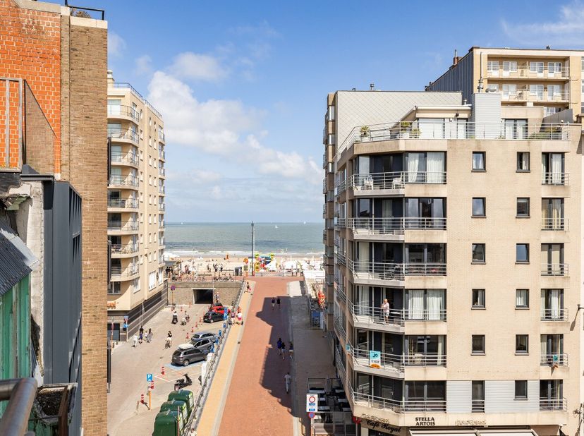 Blankenberge: Lichtrijk hoekappartement vlakbij zee met 1 slaapkamer en vrij zicht! Op de 5e verdieping van deze kleinschalige residentie vinden we di