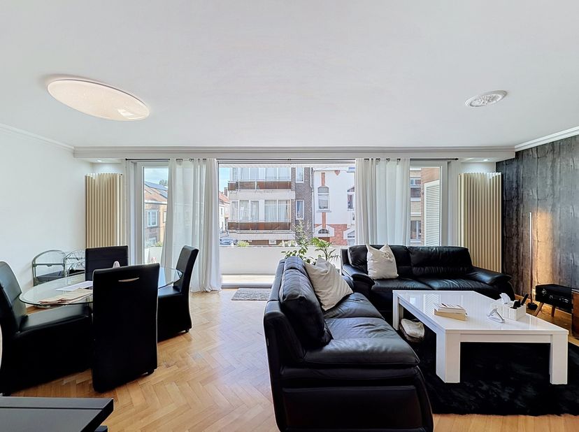 À proximité de Herrmann-Debroux et du Parc du Rouge Cloître, dans une rue calme à sens unique, superbe maison 3 chambres de ± 221m² bruts peb avec gar
