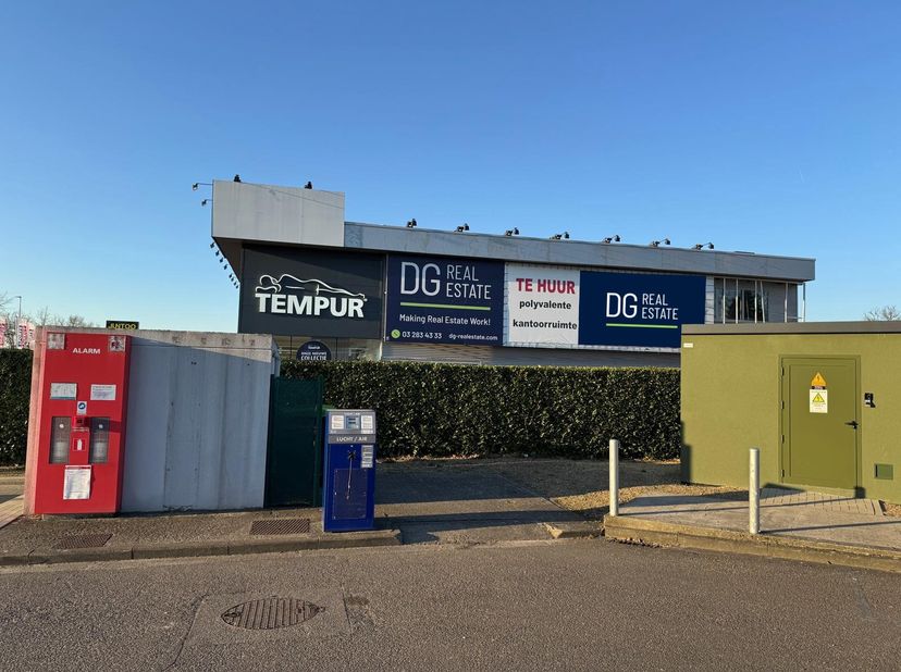 Cette surface commerciale de 682 m² est située au premier étage d’un emplacement premium sur la Bredabaan à Schoten, un axe commerçant bien connu avec