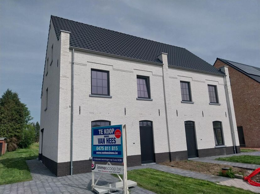 Prachtige nieuwbouwwoning van 190 m² op zuid-oost gerichte grond (500 m²)<br />
Ontdek deze stijlvolle, energiezuinige woning in lichte gevelsteen me