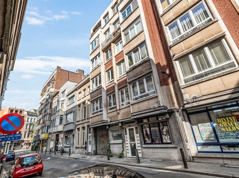 Situation : L'appartement est situé au 19, boîte 1, de la Bisschopstraat, dans le quartier animé d'Anvers-Nord. L'emplacement offre une grande facilit