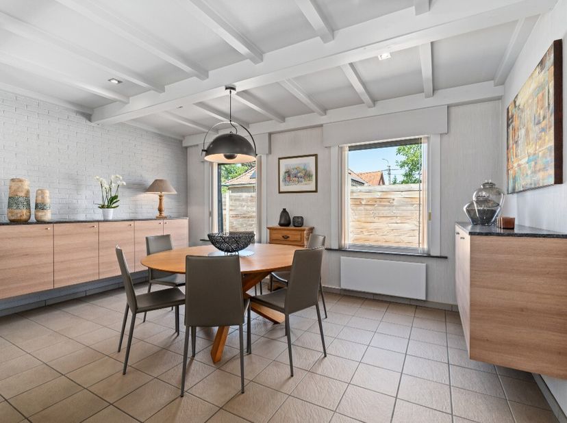 Bent u op zoek naar een eigendom waar wonen en werken perfect gecombineerd kunnen worden? Dan biedt deze uitzonderlijk ruime vrijstaande woning in Lie