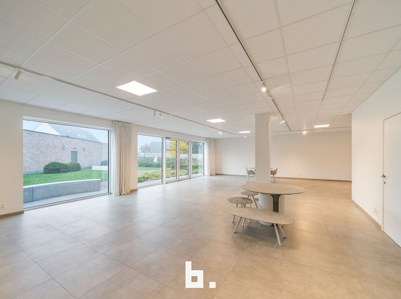 ruime commerciële ruimte van 220 m² met dubbele toegang, ideaal als kantoor- of winkelruimte. Gelegen op een toplocatie langs de Gistelsteenweg in het